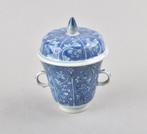 Beker - A CHINESE BLUE AND WHITE COVERED CUP - Porselein, Antiek en Kunst