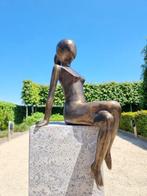 sculptuur, A daydreaming lady - 58 cm - Brons