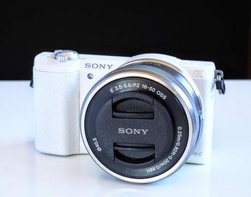 Sony A5100 + Sony PZ 16-50mm f3.5-5.6 OSS zoomlens; Digitale beschikbaar voor biedingen