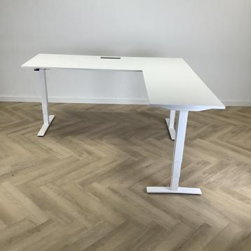Kinnarps P-serie,  Elektrisch zit-sta hoekbureau, 200x200 beschikbaar voor biedingen