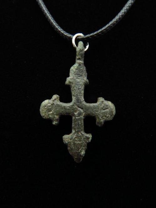 Middeleeuws Brons Kruisamulet op een leren ketting - 42 cm, Sieraden, Tassen en Uiterlijk, Antieke sieraden