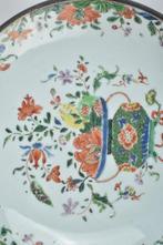 Bord - A CHINESE FAMILLE VERTE DISH DECORATED WITH FLOWERS, Antiek en Kunst