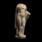 Oud-Romeins of later Marmer Beeldhouwwerk van een jonge man.