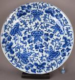 HUGE NINE PEONIES PLATE - Kangxi (1662-1722) - Schotel -