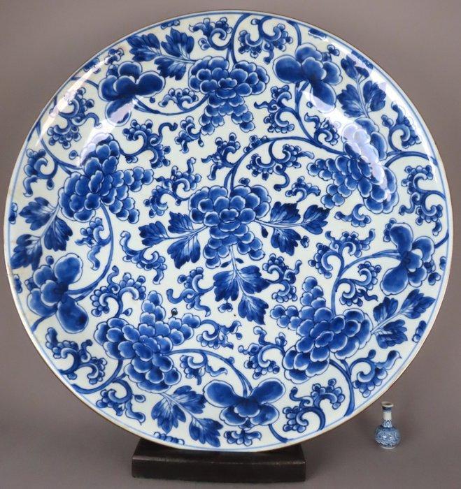 HUGE NINE PEONIES PLATE - Kangxi (1662-1722) - Schotel -, Antiek en Kunst, Antiek | Overige Antiek