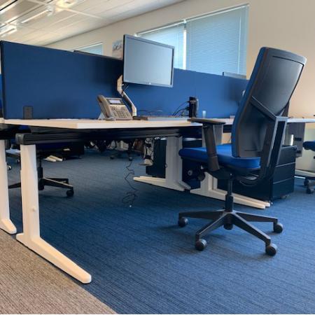 (MDK-105427) Ahrend Essa bureau, nieuw gespoten onderstel, Huis en Inrichting, Bureaus, Bureau, Gebruikt, In hoogte verstelbaar