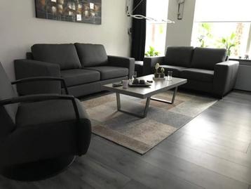Set van 2 leren banken met houten poten - grijs leer beschikbaar voor biedingen