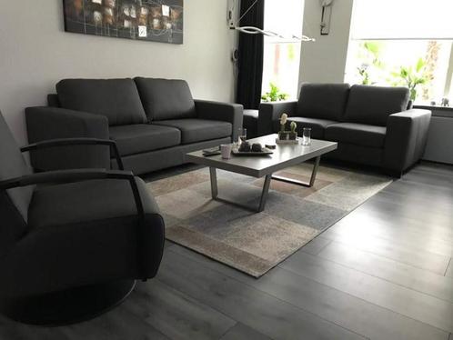 Set van 2 leren banken met houten poten - grijs leer, Huis en Inrichting, Banken | Bankstellen, 150 tot 200 cm, 75 tot 100 cm