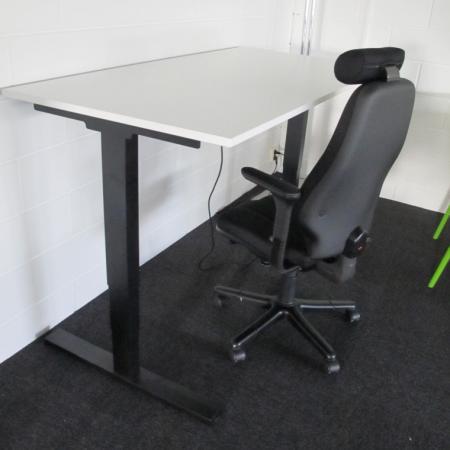 (MDK-104936) Kwadrant zit-sta bureau nieuw Europese kwali..., Huis en Inrichting, Bureaus, Nieuw, Ophalen of Verzenden