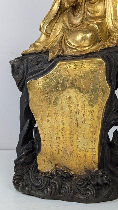 Sierlijk standbeeld Quan Yin zittend op rots - Verguld brons, Antiek en Kunst, Antiek | Overige Antiek