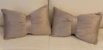 Elegante strikvormige kussens in pastel duifgrijs fluweel -