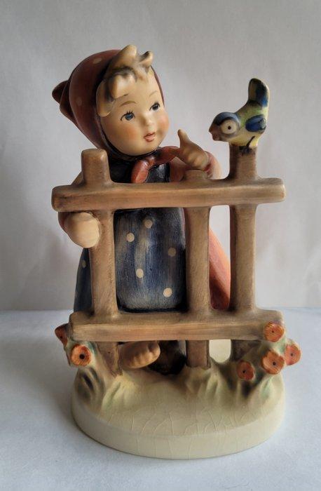 Beeldje - Hummel Goebel Meisje achter hekje groot model -, Antiek en Kunst, Curiosa en Brocante