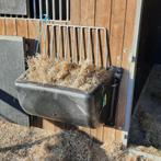 Kunststof slow-feeder hooiruif 140 liter (HAY BAR), 2 of 3 paarden of pony's, Weidegang