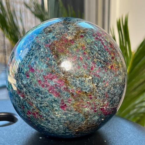 Fine Ruby in Kyanite sphere Kristal - Hoogte: 10.19 cm -, Verzamelen, Mineralen en Fossielen