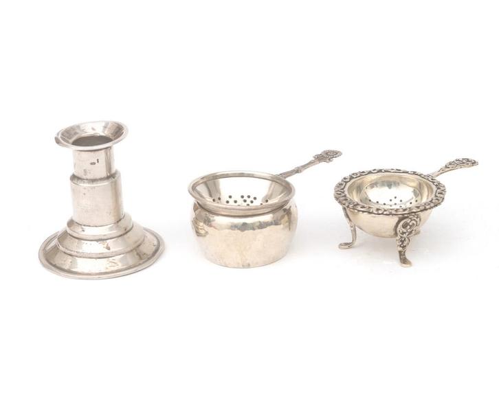 Twee 2e gehalte zilveren theesets en zilveren kandelaar, Antiek en Kunst, Antiek | Goud en Zilver
