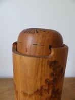 Kostbare vintage kokeshi, Zonlicht schijnt door de bomen,