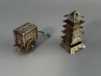 Twee miniaturen in Oosterse stijl van zilver – koets en