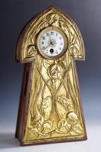 Art Nouveau Art & Crafts clock with floral repoussé, Antiek en Kunst
