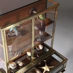 Pianovormige verzamelaars vitrine of display-cabinet in bron, Ophalen of Verzenden