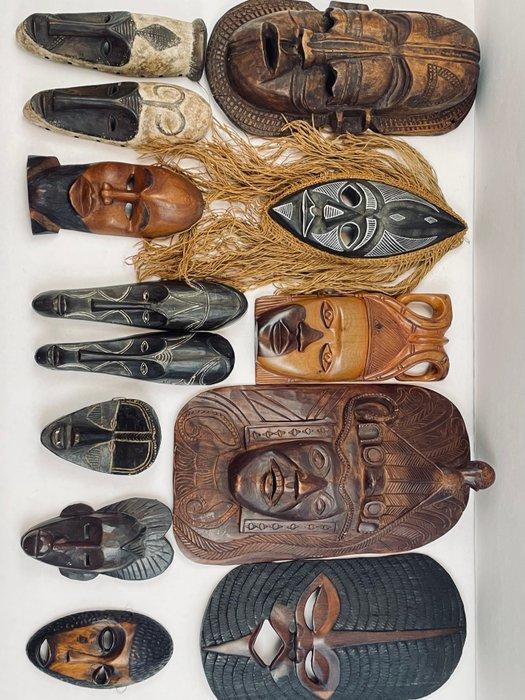 Een reis door Afrika.. 13 maskers! - West- en, Antiek en Kunst, Curiosa en Brocante