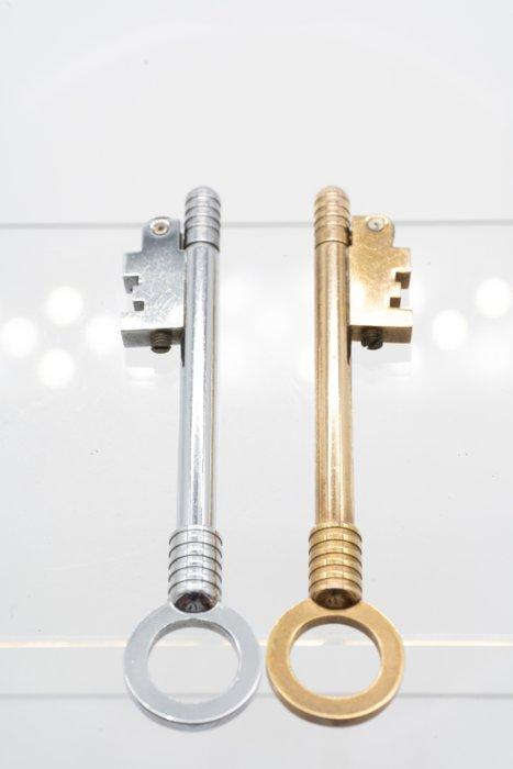 Myon - Vintage Myon Clef Petrol Lighters – Set of 2, Verzamelen, Rookartikelen, Aanstekers en Luciferdoosjes