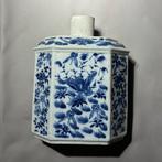 Theepot met blauw en wit decor onder deksel (verkocht zonder
