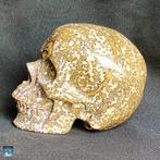 Met de hand uitgehakte menselijke schedel in jaspis-kristal