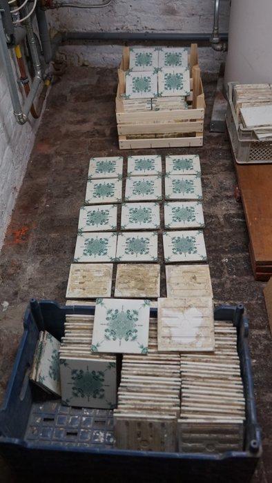 Art Nouveau Tegel (159) - Bloemmotief met elegante krullen, Antiek en Kunst, Antiek | Glas en Kristal