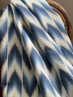 Dubbele breedte. Etnisch ikat-geprint geweven stof voor