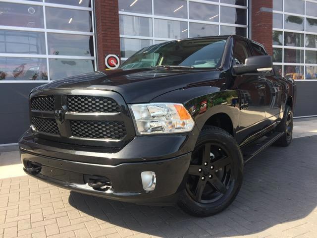 Dodge Ram 1500 5.7 V8 Crew Cab 57 Black Dominator Edition, Auto's, Bestelauto's, Dealer onderhouden, Lease, Zwart, Automaat, Overige kleuren