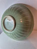 Chine XXe, in de Ming-stijl, plat met celadon-kleur,, Antiek en Kunst