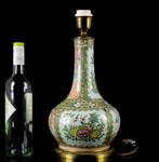 Een grote Chinese Rose Medallion tianqiuping (globulaire)