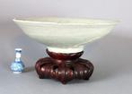 Kom - Conical Celadon Bowl with Incised Floral Decoration -, Antiek en Kunst