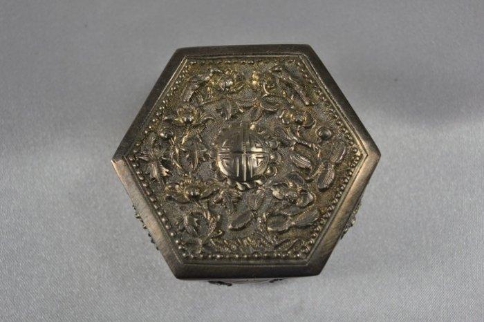 Zeldzaam Chinees zilveren doosje met Shou-symbool en bloemen, Antiek en Kunst, Antiek | Overige Antiek