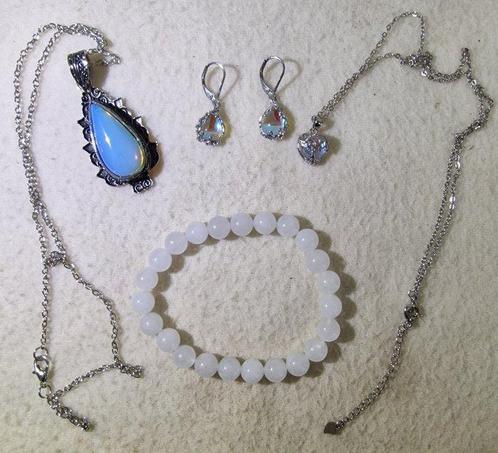 Set van 4 Moonstone sieraden - Hangers, oorbellen en armband, Verzamelen, Mineralen en Fossielen