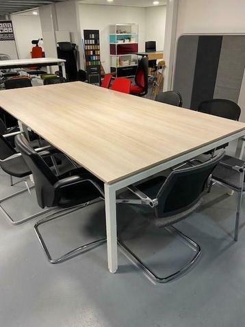 Gebruikte vergadertafel wit 160 x 160 x 75 cm hoog |Ocazu.nl