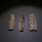 Neolithisch 3 vuurstenen. 5,5 cm L. Mes - 5000 v.Chr. Bijl