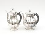 Een driedelig zilveren koffie en theestel, 20e eeuw, Zilver