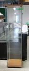 Glazen vitrine met deur