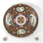 Large Imari porcelain plate with floral decorations, Japan,, Antiek en Kunst