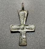 Viking periode Brons Kruis met een abstracte afbeelding van