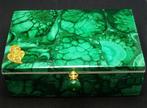 Handgemaakte malachiet doos - unic stuk met grote smaragd,, Nieuw