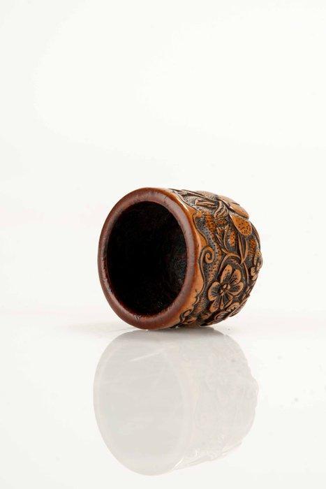 Een buxushouten netsuke van een bel met gegraveerde fruit-, Antiek en Kunst, Antiek | Overige Antiek
