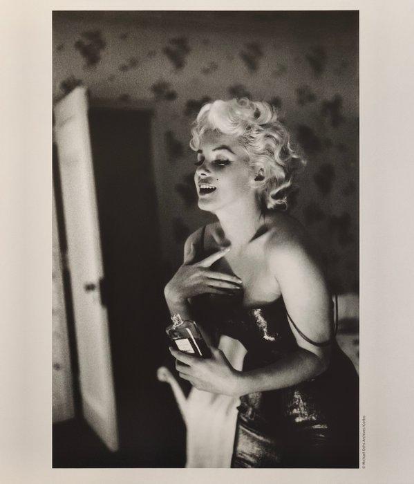 Ed Feingersh - Marilyn Getting Ready To Go Out, Chanel nº5,, Antiek en Kunst, Kunst | Designobjecten