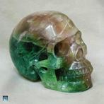 Handgesneden menselijke schedel in fluorietkristal