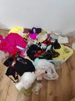 Dozen vol met restjes stof, veren, danskleding en strass