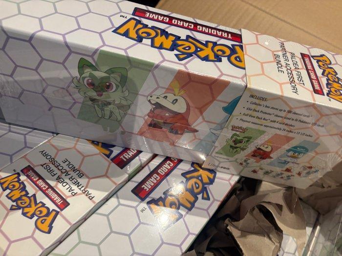 Pokémon - 1 Box - Paldea First Partner Accessory Bundle -, Hobby en Vrije tijd, Verzamelkaartspellen | Pokémon