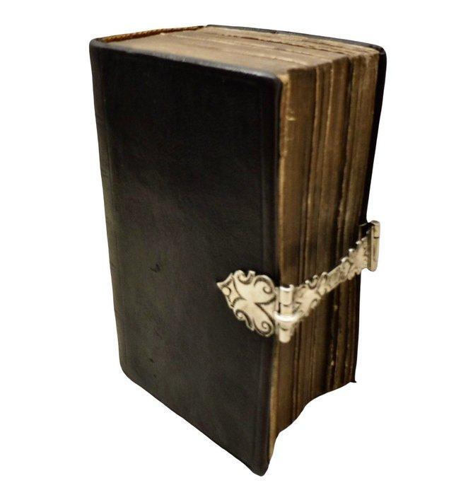 Bijbel met enkele zilveren klampsluiting - 833. zilver -, Antiek en Kunst, Kunst | Niet-Westerse kunst