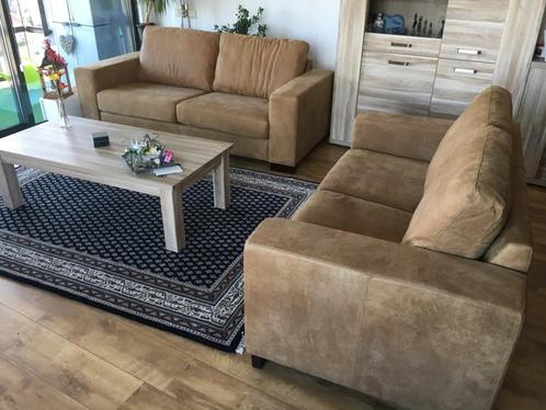 Set van 2 leren banken met houten poten - bruin leer, Huis en Inrichting, Banken | Bankstellen, 150 tot 200 cm, 75 tot 100 cm