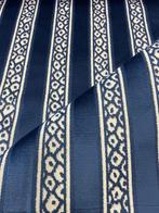 Prachtig blauwe indigo jacquardfluweel op een ivoorkleurige